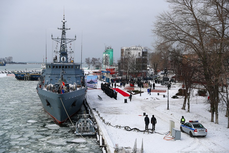Стеклопластик и мины в грунте: в Балтийске в состав ВМФ поступил новый корабль (фото)