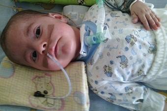 Шестимесячному Глебу, с рождения находящемуся в реанимации, нужна ваша помощь