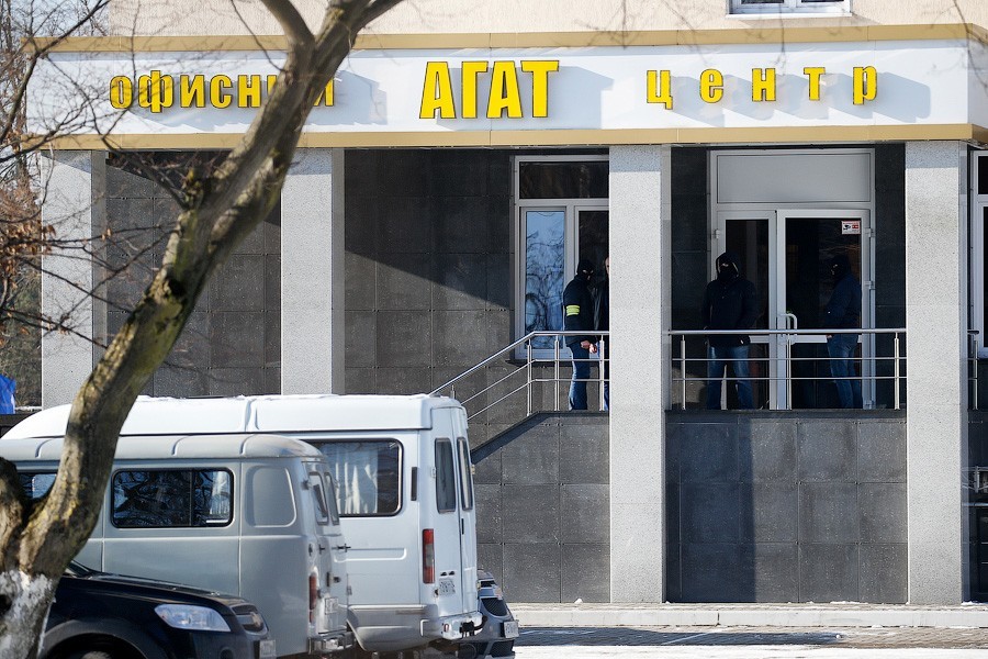В бизнес-центре Шкиля силовики выбили пять дверей