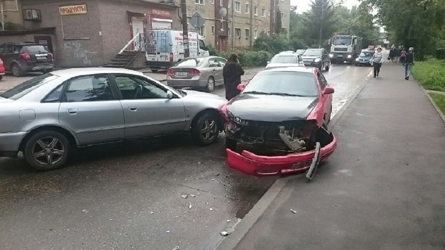 Из-за аварии с участием двух машин возникла пробка на ул. Ялтинской (фото)