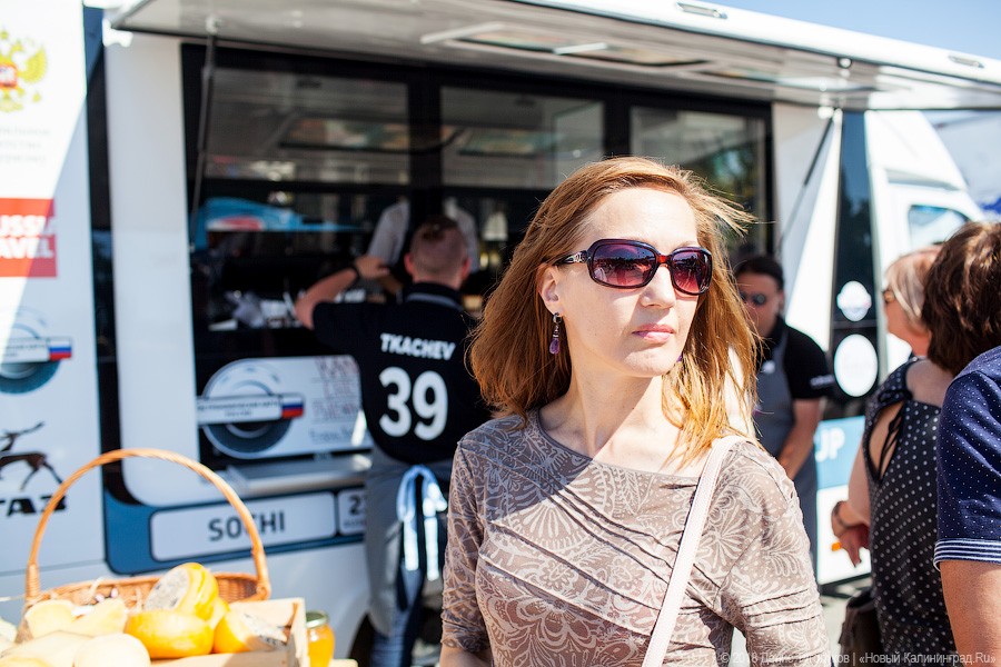 Клопс на колёсах: как прошёл фестиваль фудтраков на Верхнем озере  