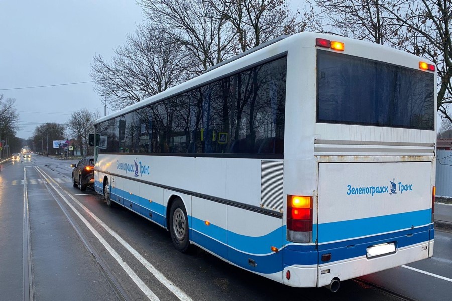 На ул. Суворова пассажирский автобус врезался в «Тойоту»