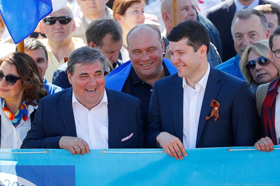 И официальные лица: в Калининграде прошло шествие за достойный труд