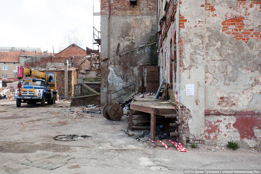 Из стекла и бетона: в Советске вековое здание сносят для строительства торгового комплекса