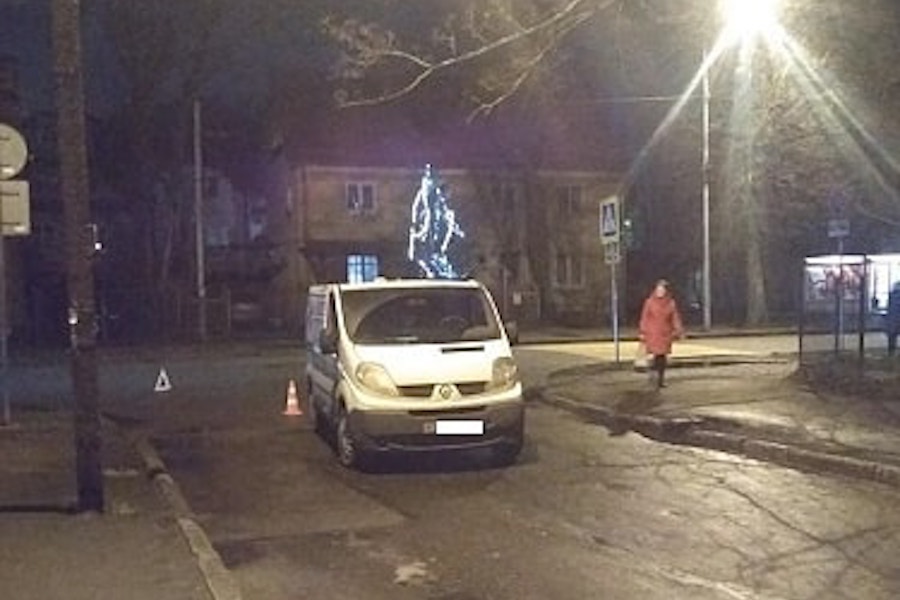 На Чекистов пенсионер попал под колеса микроавтобуса, он в больнице