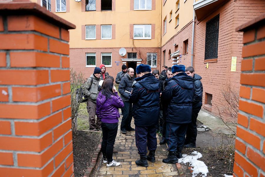 В центре Калининграда пожарные 20 минут взламывали дверь в притон (фото)
