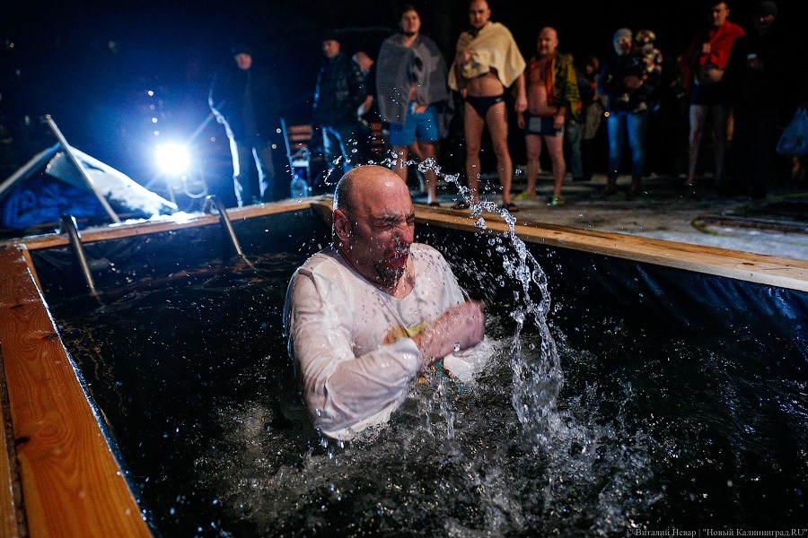 Окунулся, перекрестился: как прошли Крещенские купания в Калининграде (фото)