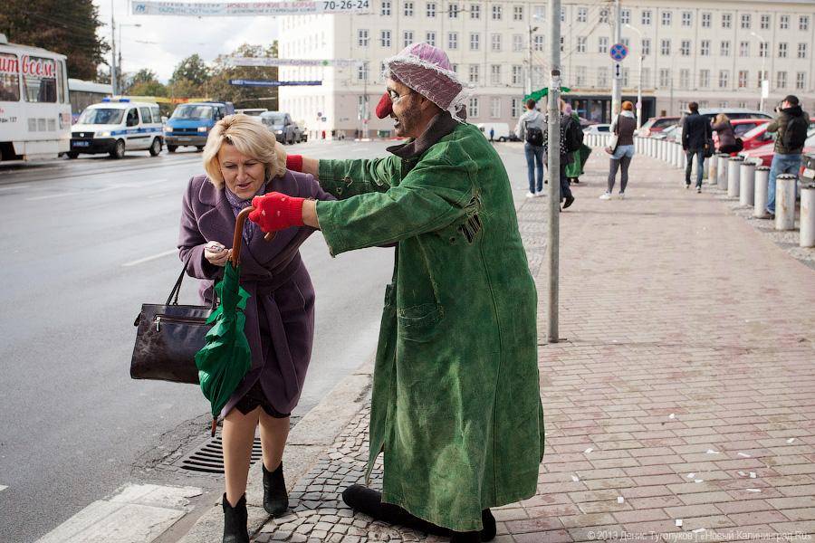 Клоуны на дорогах: участники шоу «сНежная симфония» устроили флэшмоб в Калининграде