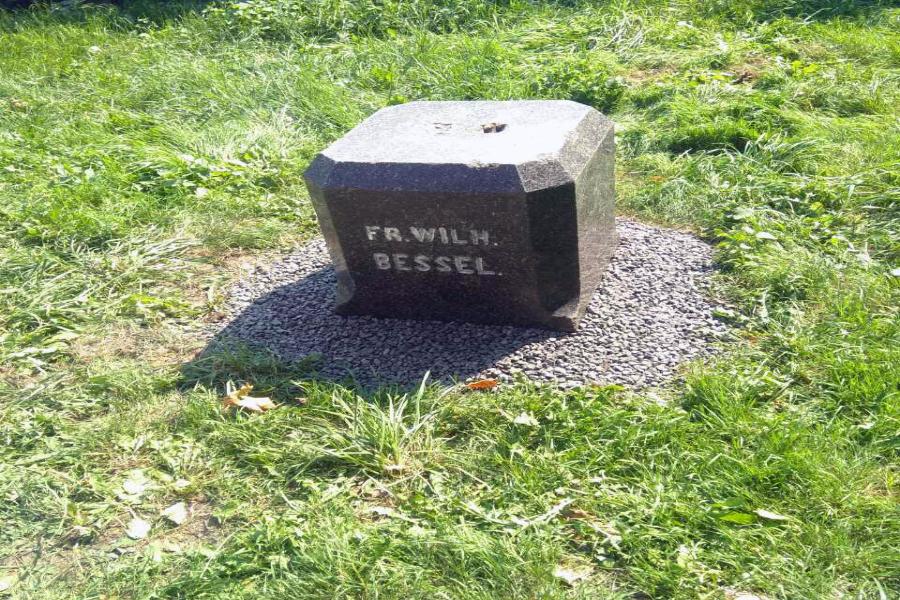 Найденный на стройплощадке постамент памятника Бесселю перевезли в планетарий