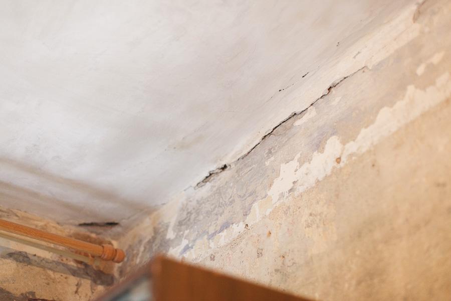 «На его счету две жизни»: жильцы о доме, где взорвался инвалид