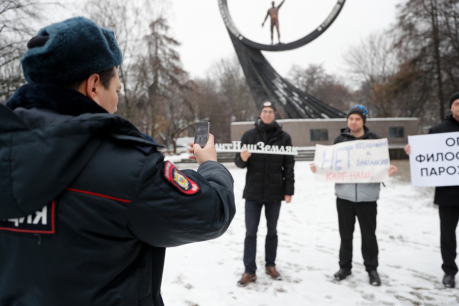 Постояли за Канта: в Калининграде прошел митинг против вандализма (фото)