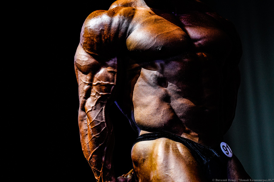 Мышцы в стразах: в Калининграде прошёл кубок региона по бодибилдингу (фото)