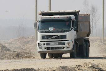 Жители Острова жалуются на самосвалы, гоняющие по ночам к стройплощадке стадиона