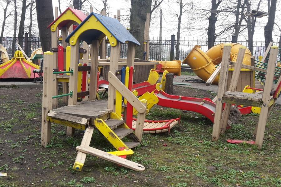 «Прогнили доски»: бесплатные детские площадки в парке «Юность» пришли в негодность
