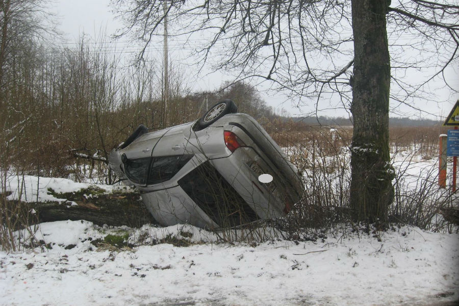 Под Неманом «Форд» вылетел в кювет и перевернулся, пострадал водитель (фото)