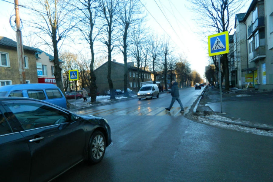 В Калининграде неизвестный водитель сбил девушку и скрылся