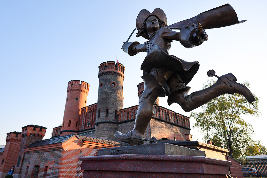 И Пётр I такой молодой: во Фридрихсбургских воротах установили скульптуру Зураба Церетели (фото)