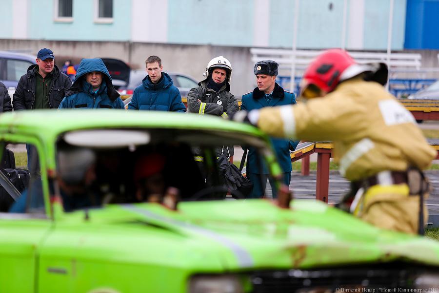 Из железного плена: МЧС отработали навыки спасения водителей при ДТП
