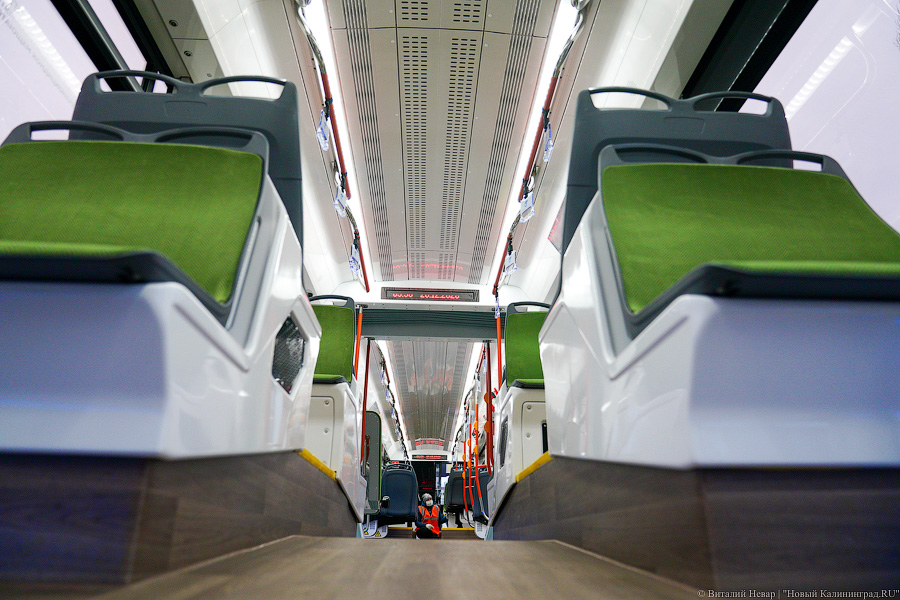 Летучий голландец: в Калининград привезли новый трамвай (фото)