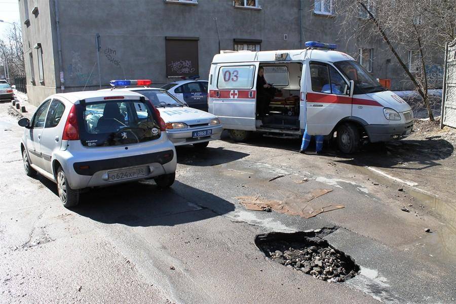 В Калининграде в неогороженный провал на дороге попала машина (+фото)