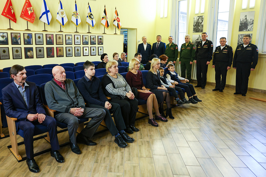 Был учителем, осталось трое детей: вдове контрактника из Гусева вручили золотую звезду (фото)