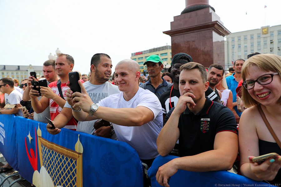 Праздник очередей и футбола: чем запомнился матч легенд ФИФА в Калининграде