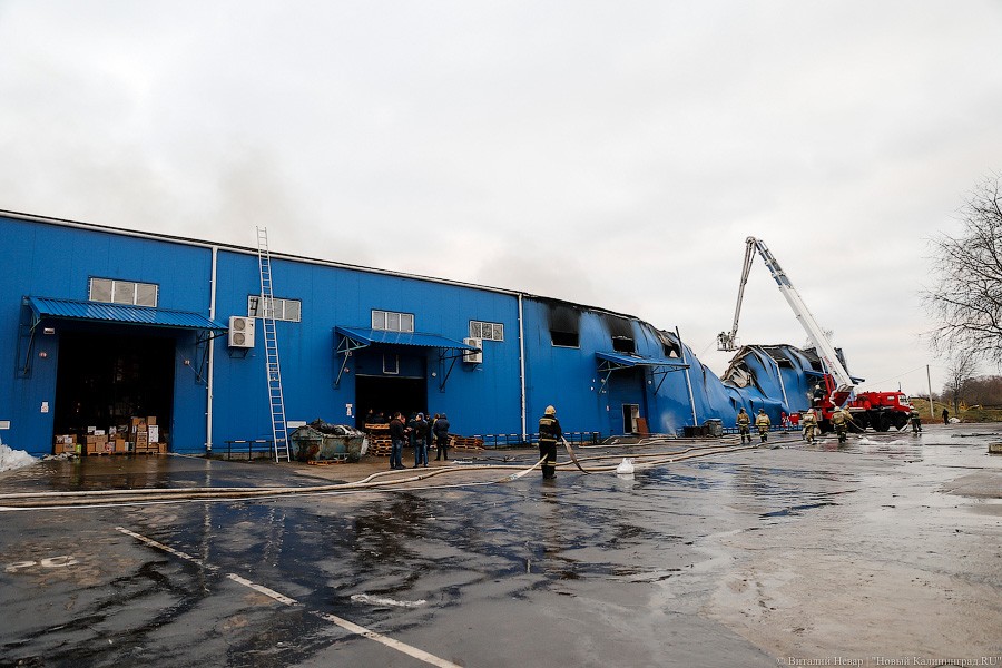 Огненное утро: как калининградские пожарные спасали винный склад