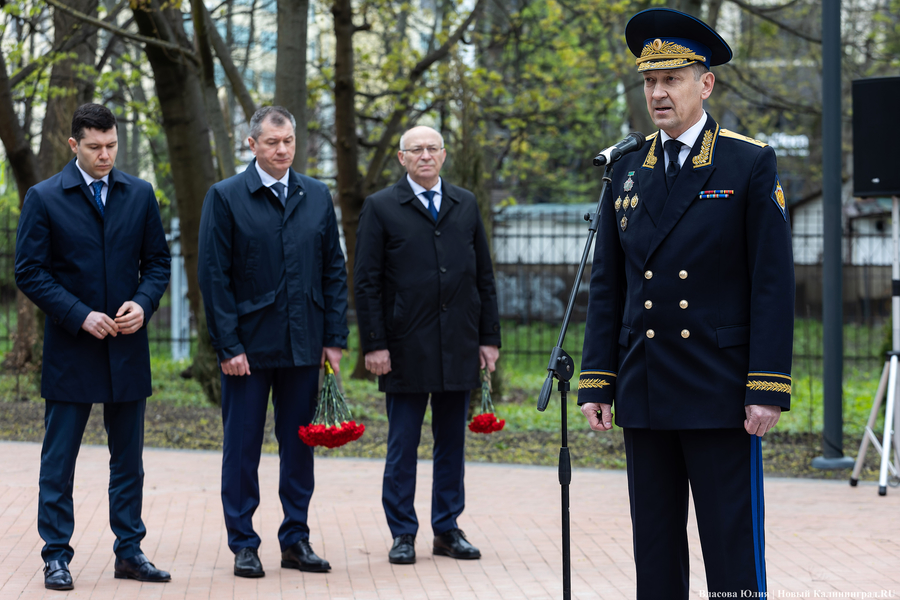 У здания областного правительства открыли памятник ФСБ (фото)