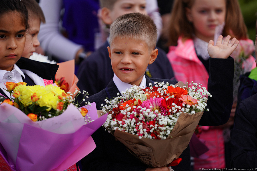 Серьёзное дело: как прошла первая линейка в самой новой школе Калининграда