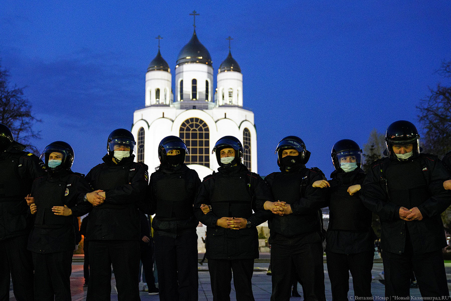 «Свободу политзаключенным»: как прошла акция сторонников Навального в Калининграде (фото)