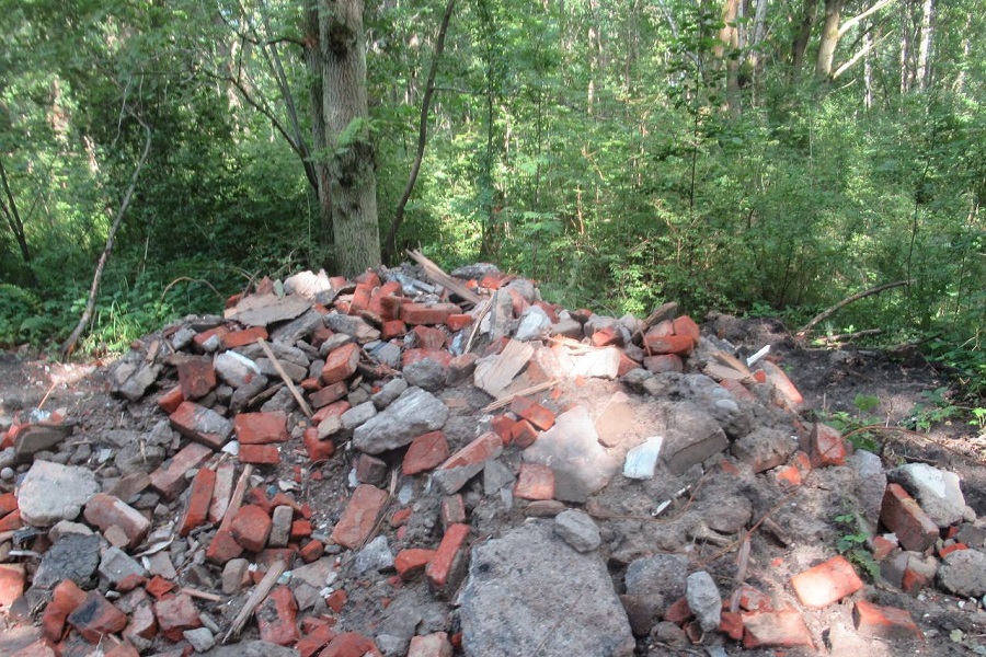 Прокуратура добилась ликвидации свалки строительных отходов под Балтийском (фото)
