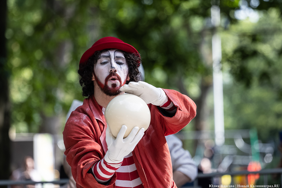 Это просто цирк какой-то: фестиваль «Башня» запустил уличную программу на «Балтике» (фото)