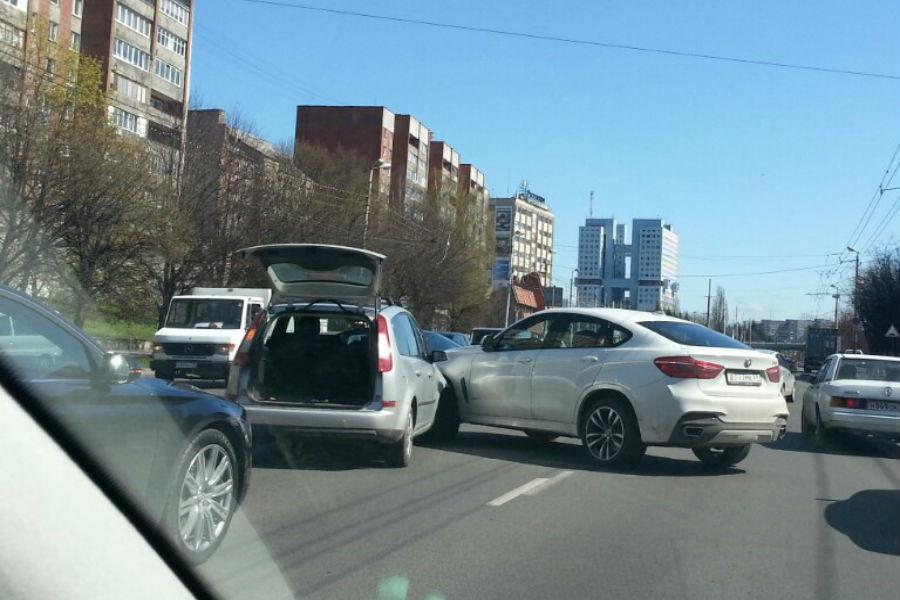 На Московском проспекте Калининграда столкнулись «Форд» и «БМВ» (фото)