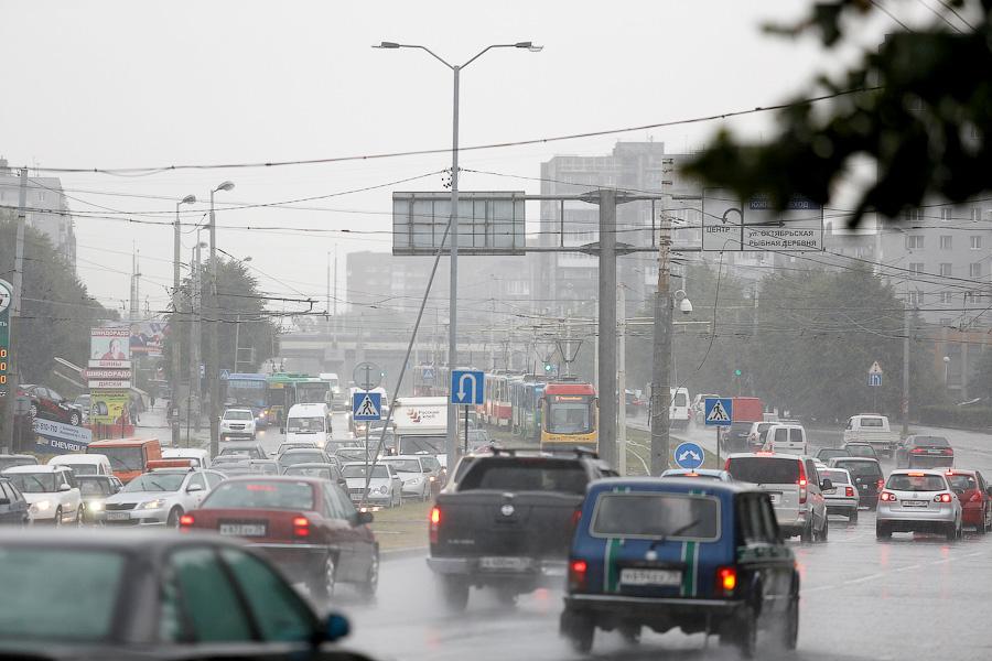 В Калининграде из-за дождя образовались пробки, на улицах случился потоп (фото)