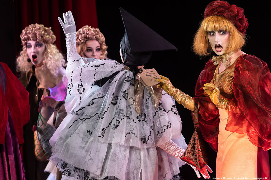 С интонациями The Beatles: в Музыкальном театре показали «Гоголюцинации Чичикова» (фото)