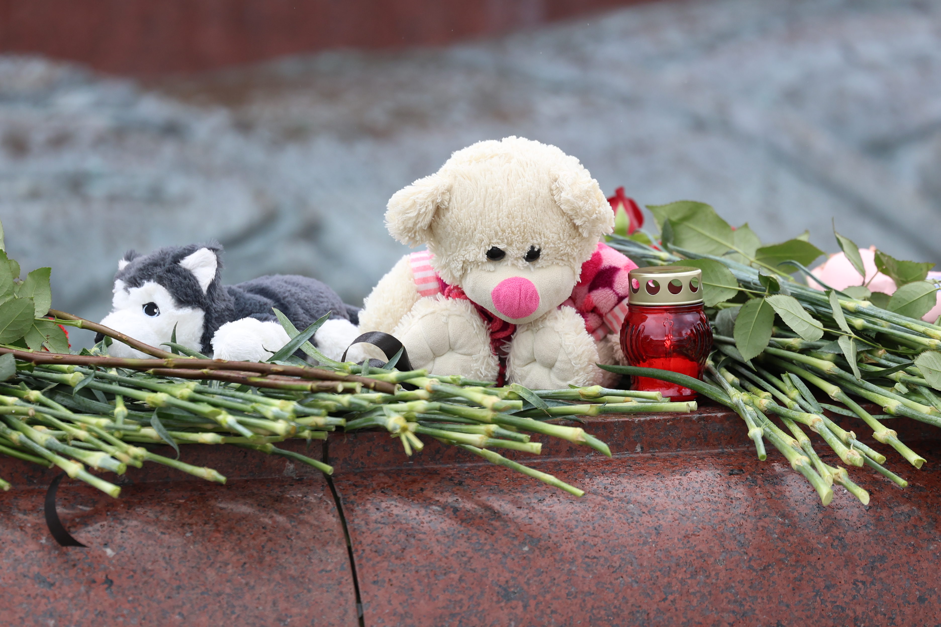 Жители Калининграда несут цветы на площадь Победы в память о жертвах теракта (фото)