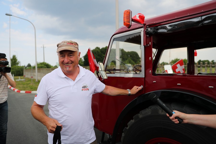 В Калининград прибыли швейцарские болельщики на тракторе (фото)
