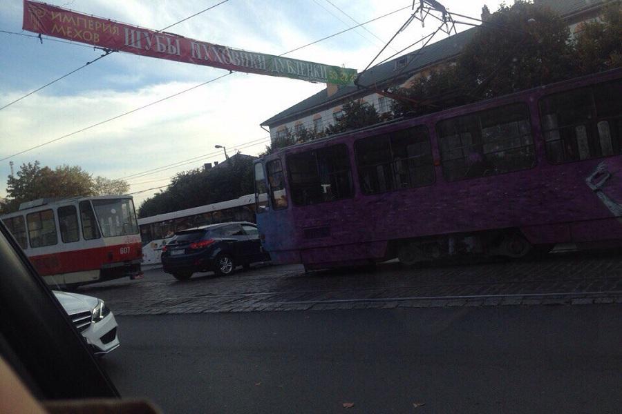 На Ленпроспекте Калининграда ДТП блокировало движение трамваев (фото)