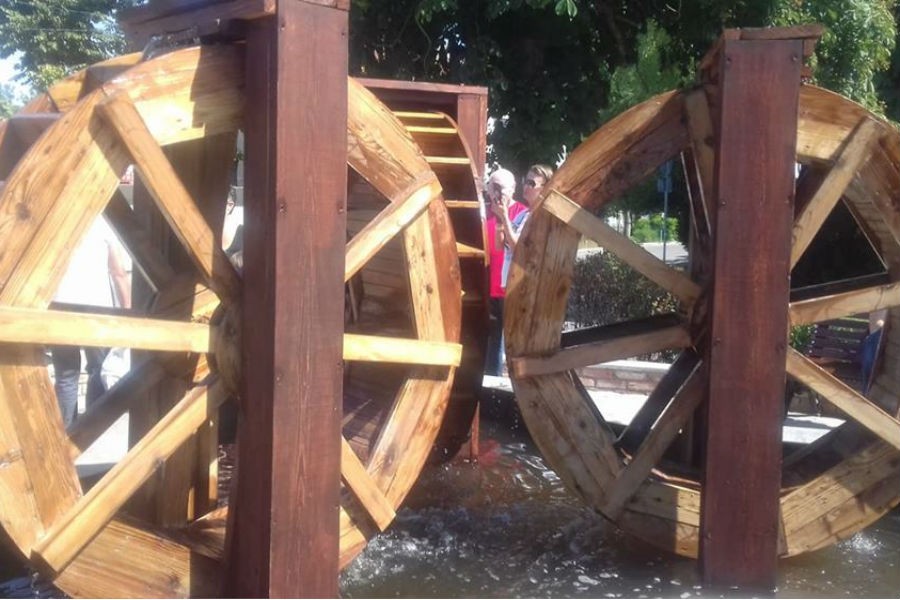 В Зеленоградске отдыхающий залез в фонтан «Колесо времени» и сломал его