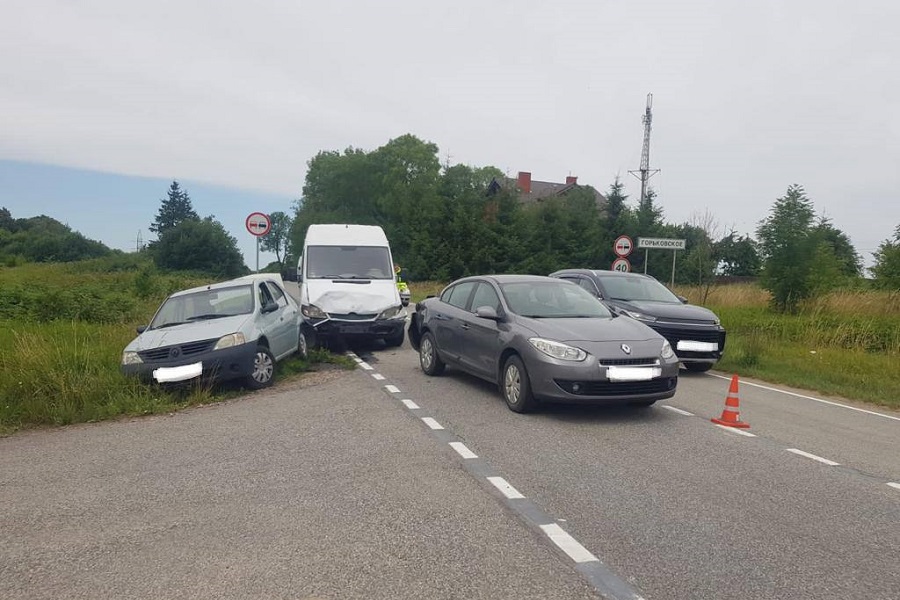 Под Зеленоградском нарушивший дистанцию водитель спровоцировал ДТП с пострадавшим (фото)