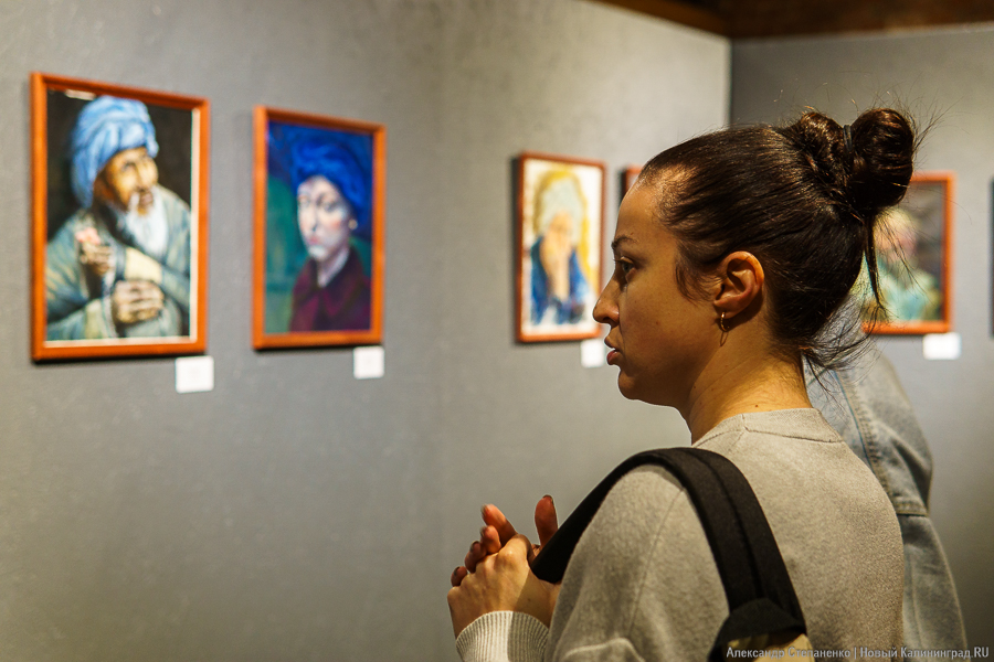 Яркие рыбы и джаз: в «Воротах» открылась персональная выставка Глеба Ванина