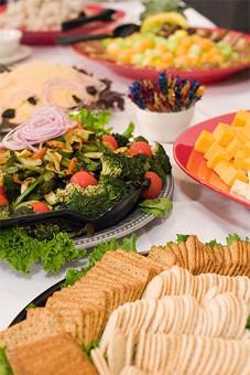 Горсовет ограничил стоимость своих фуршетов 200 рублями в день за человека