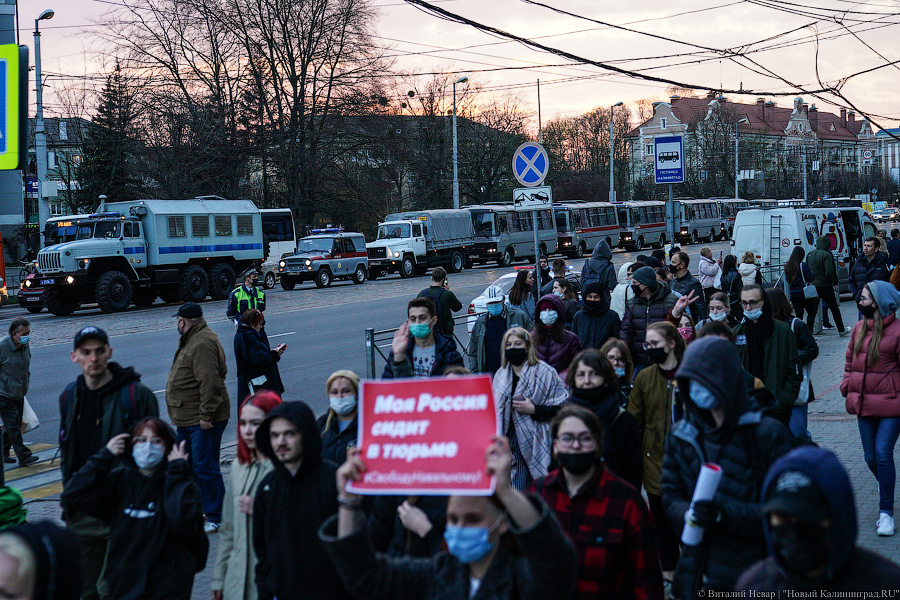 «Свободу политзаключенным»: как прошла акция сторонников Навального в Калининграде (фото)