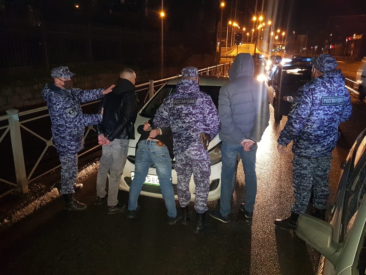 На Калинина остановили авто с тремя грабителями и женщиной в наркотическом опьянении