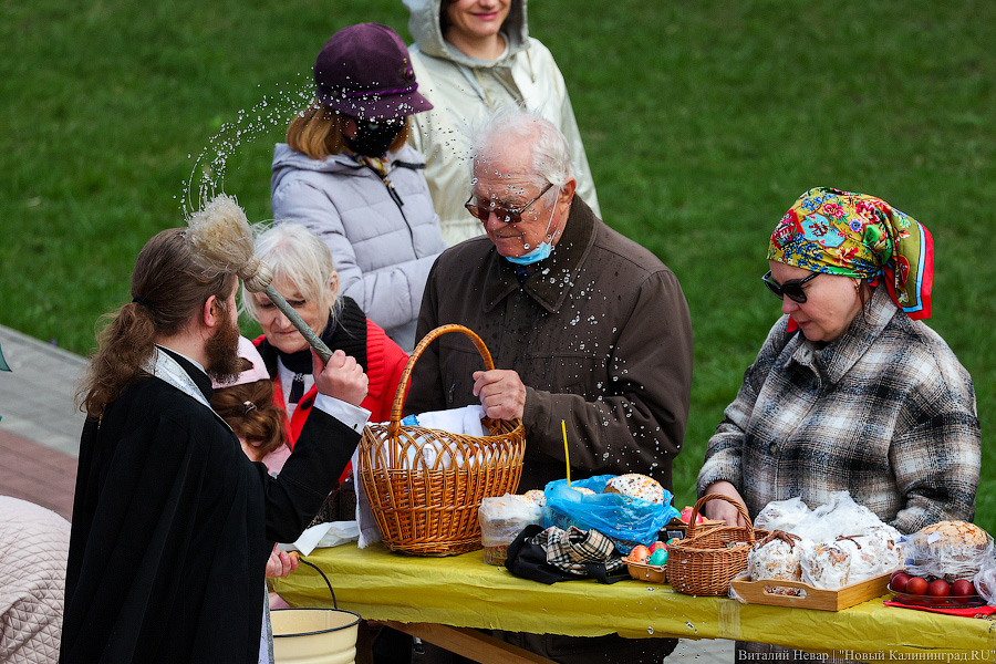 В брызгах святой воды: освящение пасхального угощения в соборе Христа Спасителя (фото)