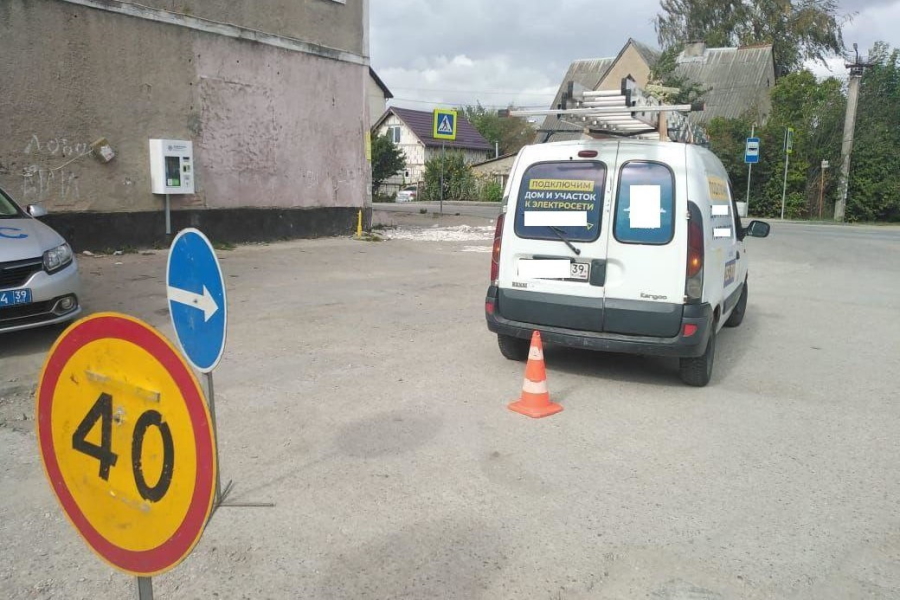 «Собирала монеты»: в Малом Исаково «Рено» при движении задним ходом сбил пенсионерку