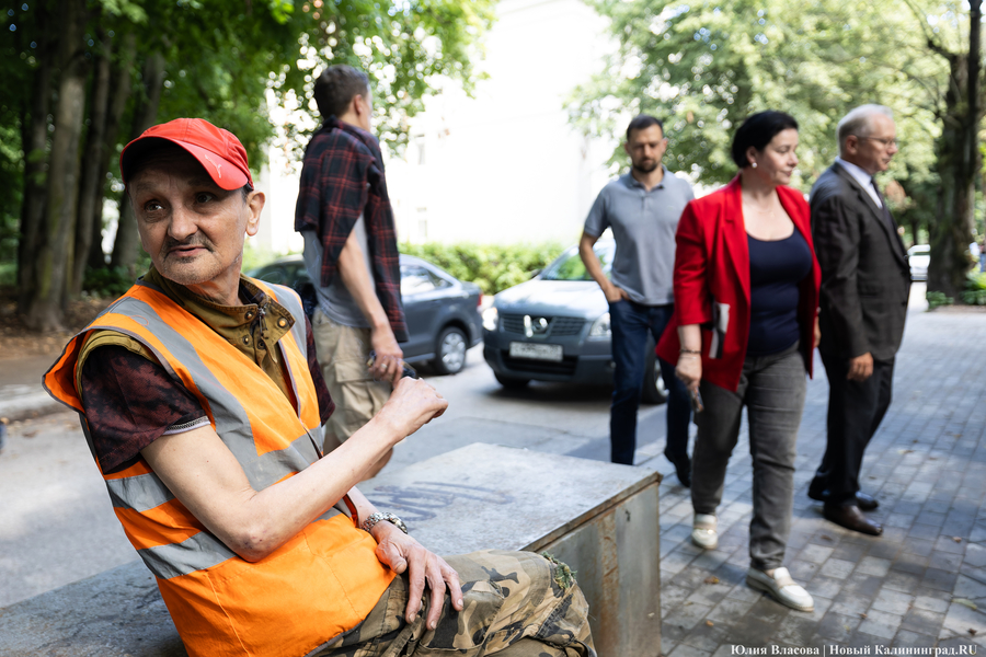 Конец безобразию: как Дятлова проверила ремонт тротуаров и дала урок урбанизма (фото)