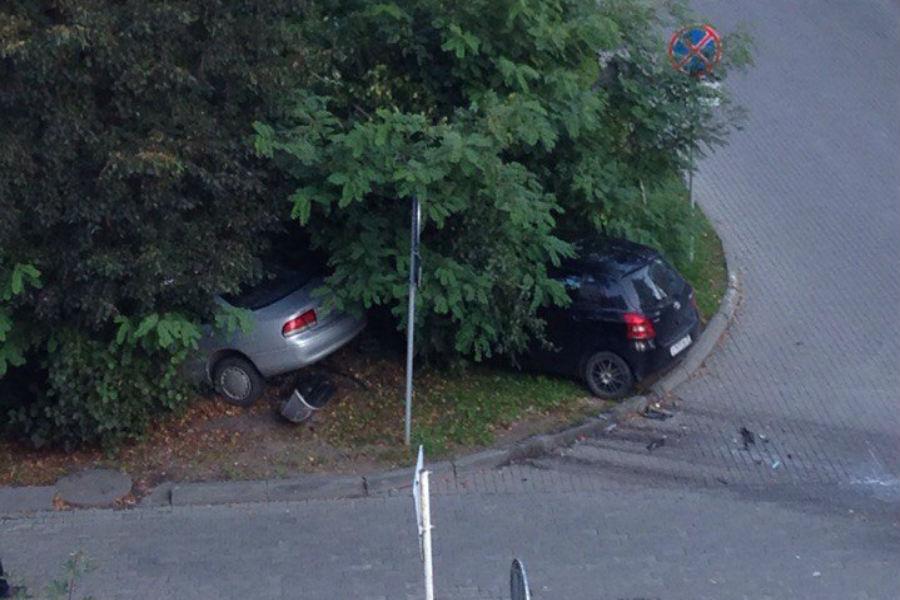В Гурьевске две машины после ДТП улетели в кусты (фото)