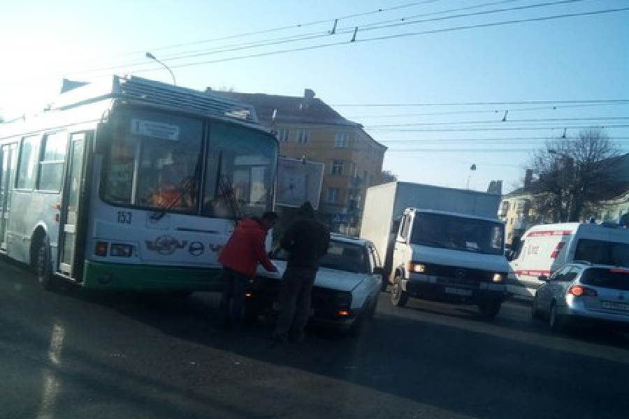 На Советском проспекте столкнулись троллейбус и «Фольксваген», образовалась пробка (фото)