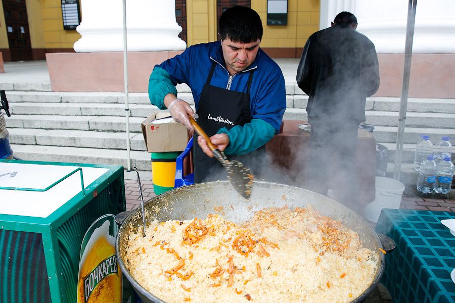 Картофельные кишки и шашлык на вилах: чем кормили на День города